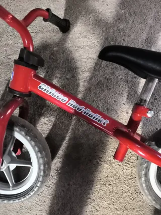 Bicicleta de aprendizaje roja. Tenemos 3 en total.
