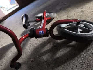 Bicicleta de aprendizaje roja. Tenemos 3 en total.