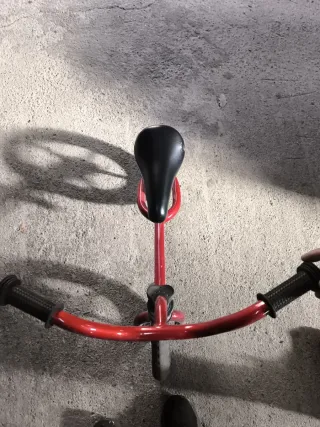 Bicicleta de aprendizaje roja. Tenemos 3 en total.