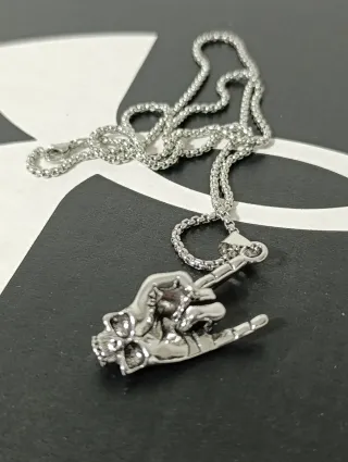 Collana con ciondolo mano teschio