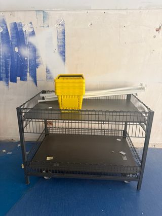 carro metálico negro con ruedas. Muy robusto