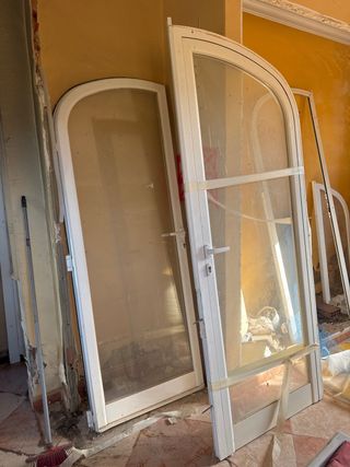 Puerta balcón con arco