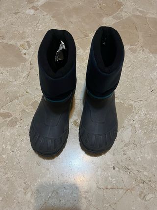 Mono de esquí para niño y botas de nieve.