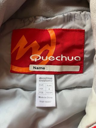 Mono de esquí para niño y botas de nieve.