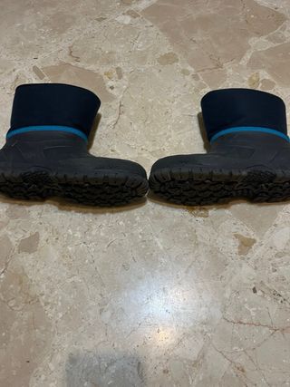 Mono de esquí para niño y botas de nieve.