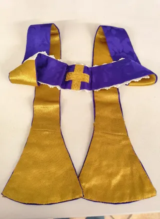 Estola litúrgica antigua morada y dorada