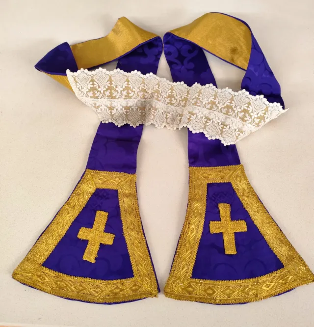 Estola litúrgica antigua morada y dorada