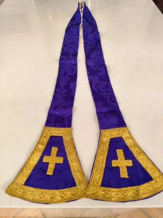 Estola litúrgica antigua morada y dorada