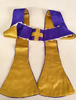 Estola litúrgica antigua morada y dorada