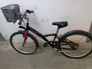 Bicicleta BTWIN negra y rosa con cesta