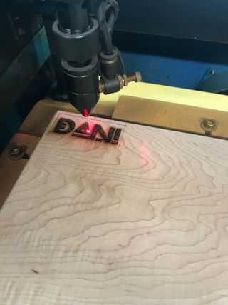 Vasos / platos torneados / tablas de corte unicos