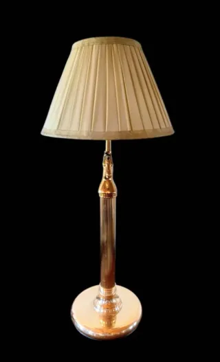 Lámpara de sobremesa de bronce dorada