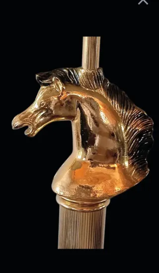 Lámpara de sobremesa de bronce dorada