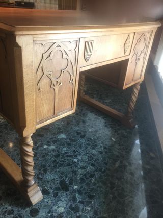 Escritorio antiguo de madera tallada