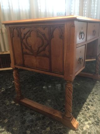 Escritorio antiguo de madera tallada
