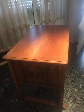 Escritorio antiguo de madera tallada