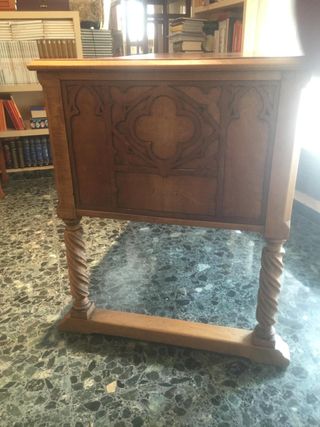 Escritorio antiguo de madera tallada