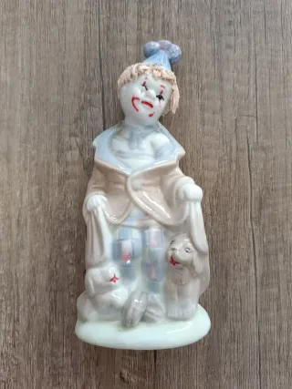 Figura de porcelana payaso con perros