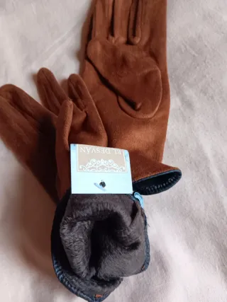 Elegantes guantes marrones para chica