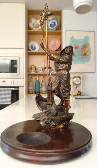 Escultura antigua pescador con barco