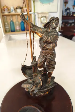 Escultura antigua pescador con barco