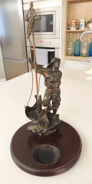 Escultura antigua pescador con barco