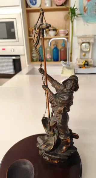 Escultura antigua pescador con barco