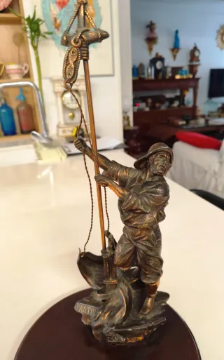 Escultura antigua pescador con barco