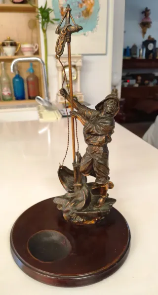 Escultura antigua pescador con barco