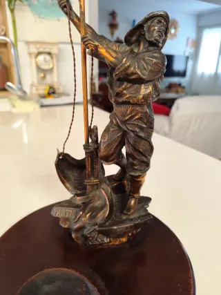 Escultura antigua pescador con barco