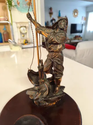 Escultura antigua pescador con barco