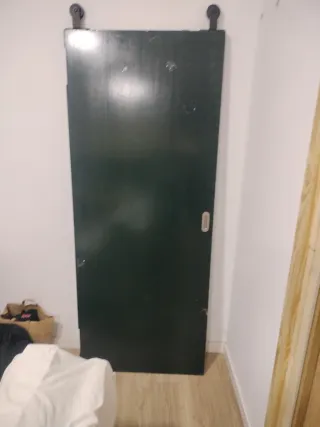 Puerta granero con herrajes