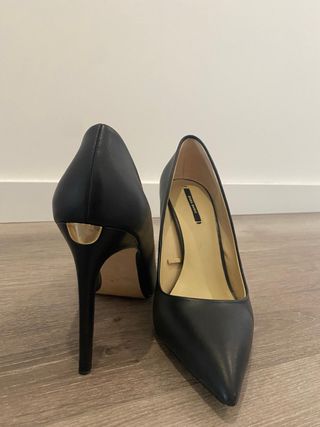 Zapatón tacón punta. Negro y dorado. Zara talla 38