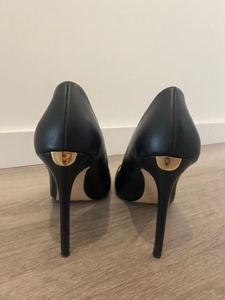 Zapatón tacón punta. Negro y dorado. Zara talla 38