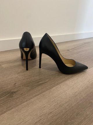 Zapatón tacón punta. Negro y dorado. Zara talla 38