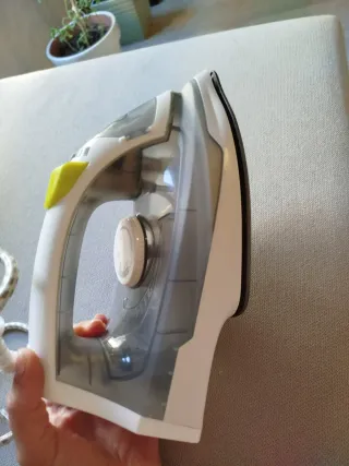 Plancha de vapor ligera y cómoda