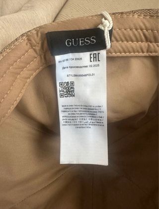 Gorra Guess Beige y Marrón Logo Triángulo
