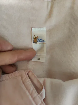 Mono bebé frío en rosa