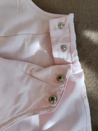 Mono bebé frío en rosa