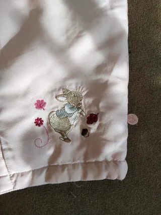 Mono bebé frío en rosa