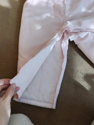 Mono bebé frío en rosa