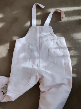 Mono bebé frío en rosa