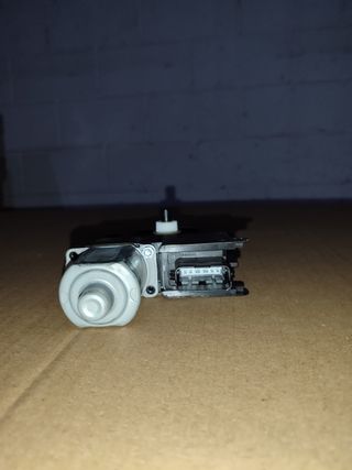 MOTOR ELEVALUNAS DELANTERO DERECHO KIA SORENTO ()