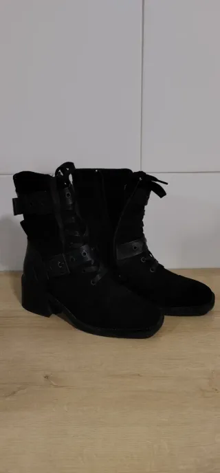 Botines negros con hebillas