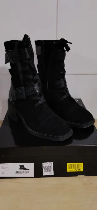 Botines negros con hebillas