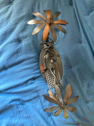 Figura artesanal hecha de hierro y tuercas.