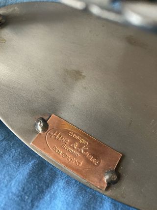 Figura artesanal hecha de hierro y tuercas.