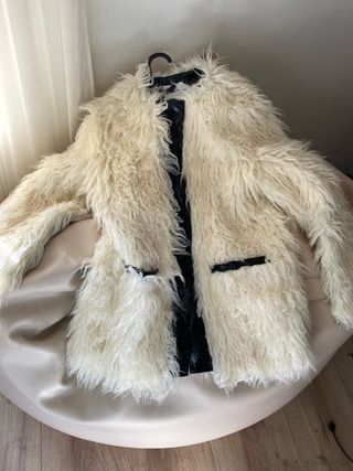 Abrigo pelo Bimba y Lola beige/negro