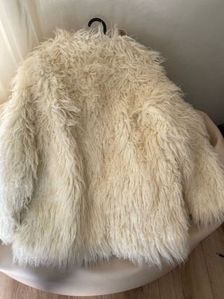 Abrigo pelo Bimba y Lola beige/negro