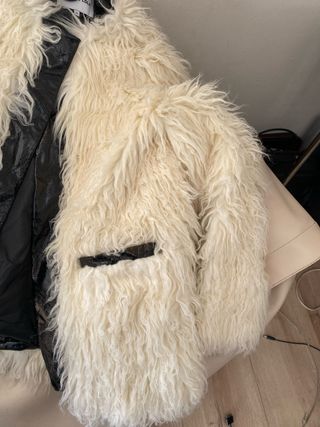 Abrigo pelo Bimba y Lola beige/negro